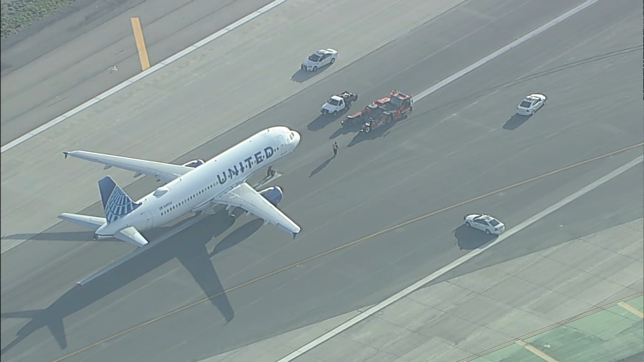 united airlines flight emergency landing